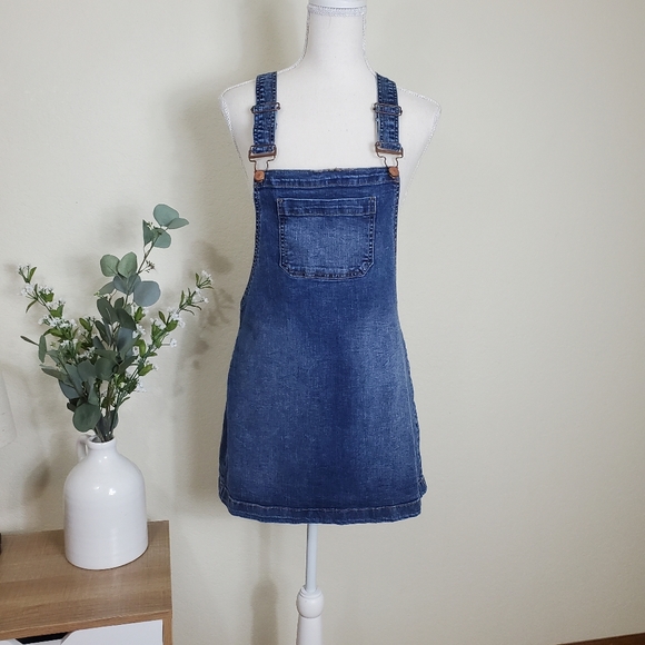 Urban Basics Dresses & Skirts - 🌻U 2 B Urban Basics Overall denim dress! Size Medium.